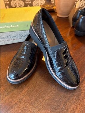 Clark’s women’s  Black Croc-Embossed Slip-On Loafers with Patent Finish size 6.5